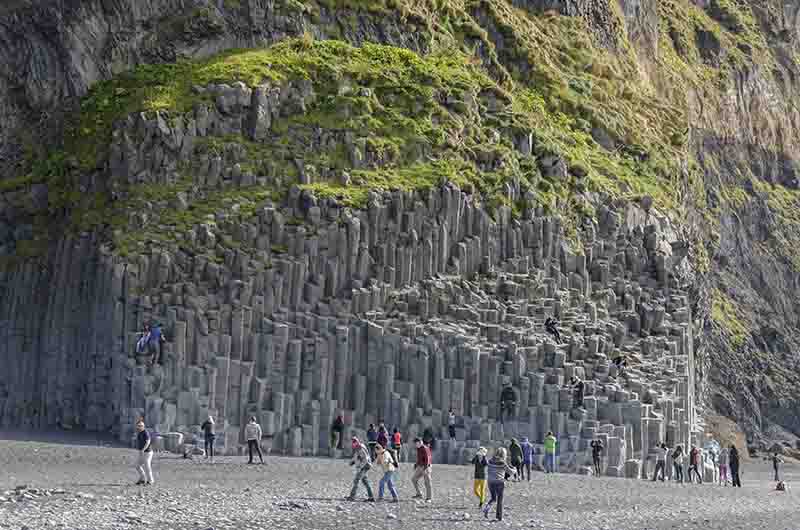 Islandia 142 - reserva natural de Dyrholaey - playa de Reynisfjara y acantilados de Halsanefshellir.jpg